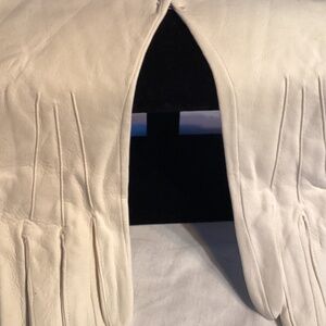 DENTS. DOESKIN GLOVES WHITE SEE MEASUREMENTS. OMG ! BUTTER SOFT